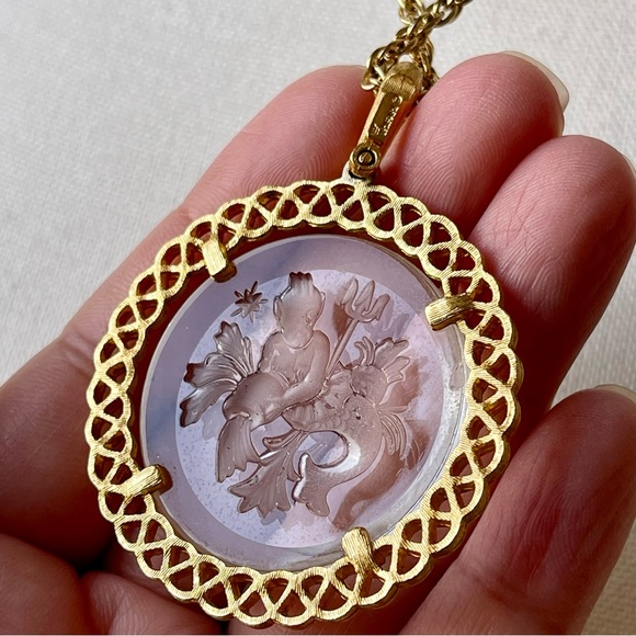 TRIFARI | VTG | NEPTUNE POSEIDON Intaglio Pendant Gold Tone 20" Necklace - Picture 6 of 11